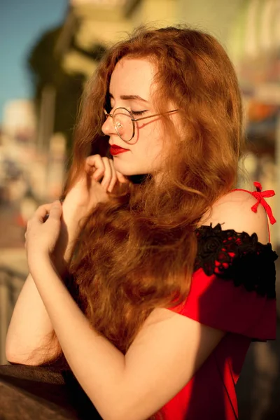 Чудова Руда Волохата Жінка Довгим Кучерявим Волоссям Позує Проспекті Ввечері — стокове фото