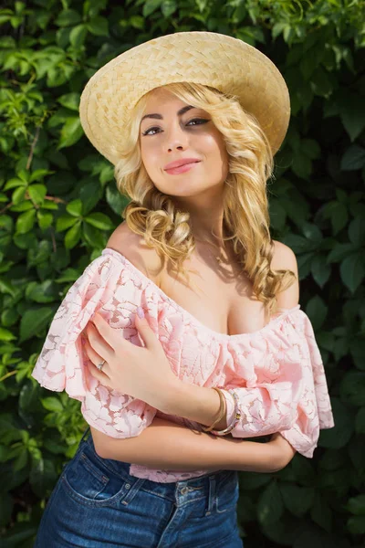 Glamor Modelo Joven Con Exuberante Cabello Ondulado Con Sombrero Paja — Foto de Stock