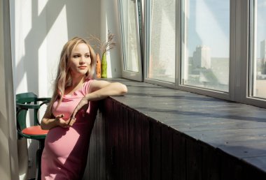 Güzel sarışın model yaz günü balkonda zevk. Boş alan