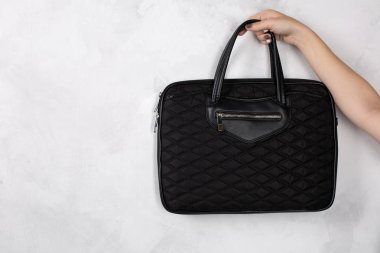 Siyah tekstil notebook çanta tutan el. Boş alan