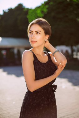 Bronz tan şık bir elbise sokakta poz ile zarif esmer kız