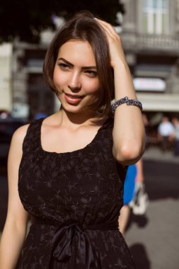 Bronz tan şık bir elbise sokakta poz ile güzel esmer kız