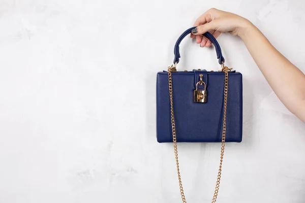 Mão Feminina Segurando Bolsa Couro Azul Com Corrente Dourada Espaço — Fotografia de Stock