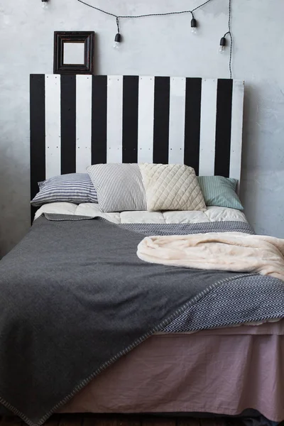 クラシックなスタイルのグレーと白の色のストライプ枕付きのリビング ルームのベッド — ストック写真