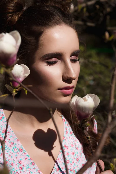 Primer Plano Sensual Mujer Morena Pie Cerca Flores Magnolia Florecientes — Foto de Stock