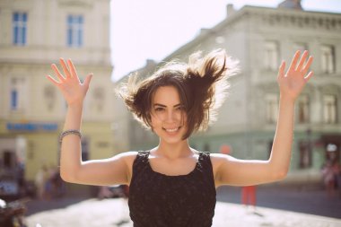 Sokakta yürürken bronz ten rengi ve doğal makyaj ile pozitif esmer kadın. Boş alan