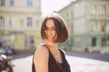 Sokakta yürürken bronz ten rengi ve doğal makyaj ile ifade esmer kadın. Boş alan