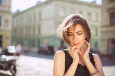 Sokakta yürürken bronz ten rengi ve doğal makyaj ile şık esmer kadın. Boş alan