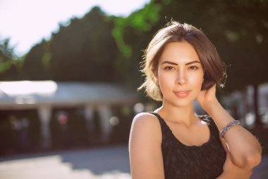 Sokakta yürürken bronz ten rengi ve doğal makyaj oldukça esmer kadınla. Boş alan