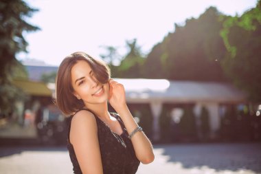 Sokakta yürürken bronz ten rengi ve doğal makyaj ile zarif esmer kadın. Boş alan