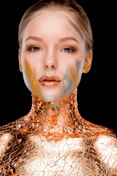 Yaratıcı makyaj ve onun omuzlarında altın folyo ile lüks sarışın kadının güzellik çekimi