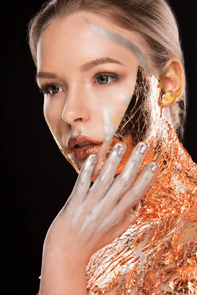 Sevimli sarışın model yaratıcı makyaj ve omuzlar ve yüz altın folyo ile güzellik ateş
