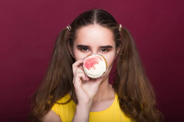 Cool Brunette Meisje Met Lichte Make Holding Cheesecake Buurt Van — Stockfoto