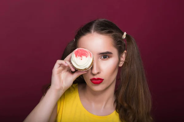 Prachtige Brunette Vrouw Met Lichte Make Holding Cheesecake Buurt Van — Stockfoto