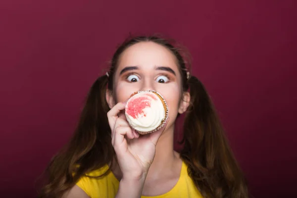 Funny Brunette Woman Bright Makeup Holding Cheese Cake Her Eyes — Stock Photo, Image