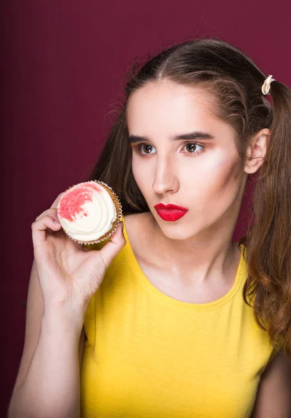 Mulher Morena Elegante Com Maquiagem Brilhante Segurando Cupcake Doce Estúdio — Fotografia de Stock