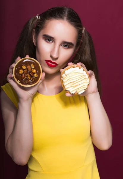 Aantrekkelijke Brunette Vrouw Met Lichte Make Houden Van Zoete Cupcakes — Stockfoto