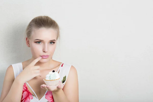 Расстроенная Блондинка Держащая Сладкий Десерт Сливками Пустое Пространство — стоковое фото