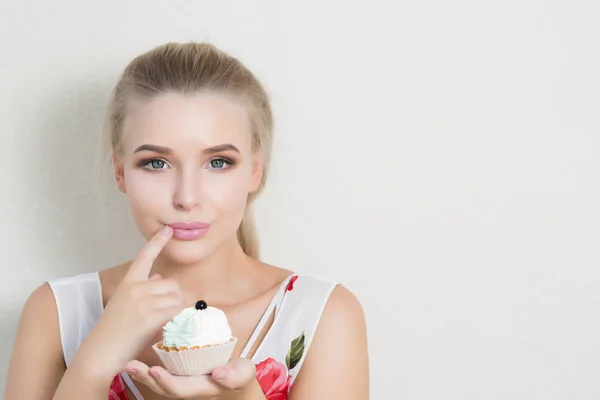 Heerlijke Blonde Vrouw Genieten Van Lekkere Dessert Met Boter Crème — Stockfoto