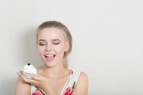 Mulher Loira Emocional Desfrutando Sobremesa Doce Com Creme Manteiga Espaço — Fotografia de Stock