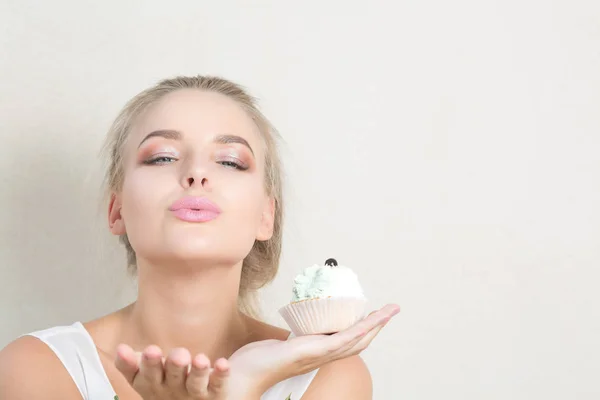 Menina Loira Sexy Segurando Sobremesa Gostosa Com Creme Enviando Beijo — Fotografia de Stock