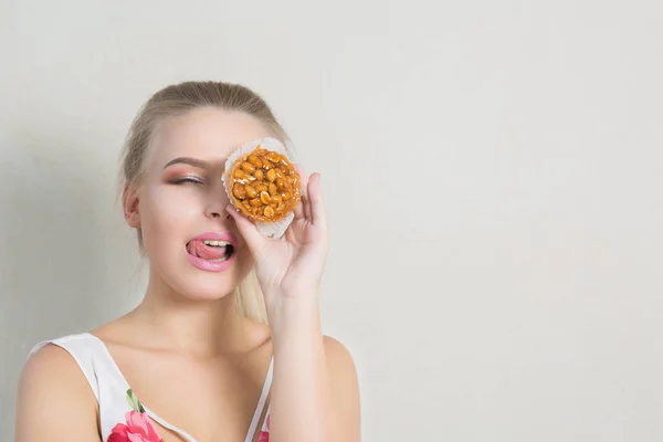 Speels Gelukkig Model Bedekking Oog Met Cupcake Poseren Een Grijze — Stockfoto