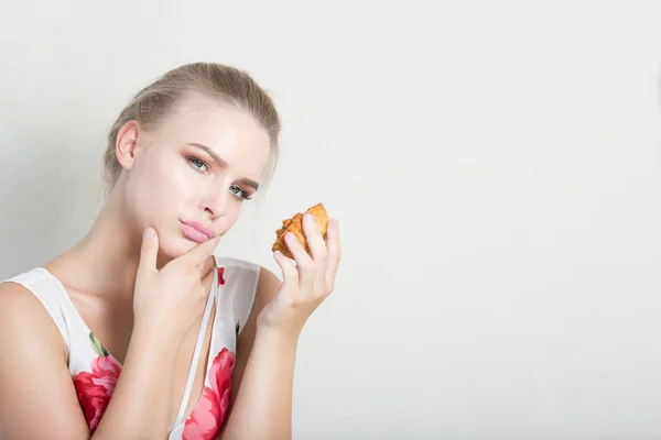 Nespokojení Diety Blondýna Model Drží Vynikající Dezert Šlehačkou Prázdné Místo — Stock fotografie