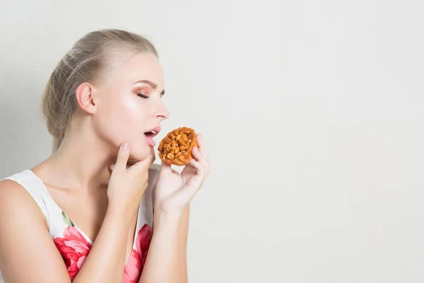 Verleidelijke Blonde Vrouw Met Natuurlijke Make Holding Hartige Dessert Met — Stockfoto