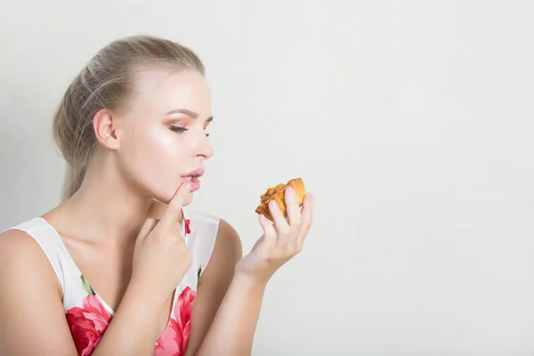 Blij Blonde Model Met Natuurlijke Make Holding Hartige Dessert Met — Stockfoto