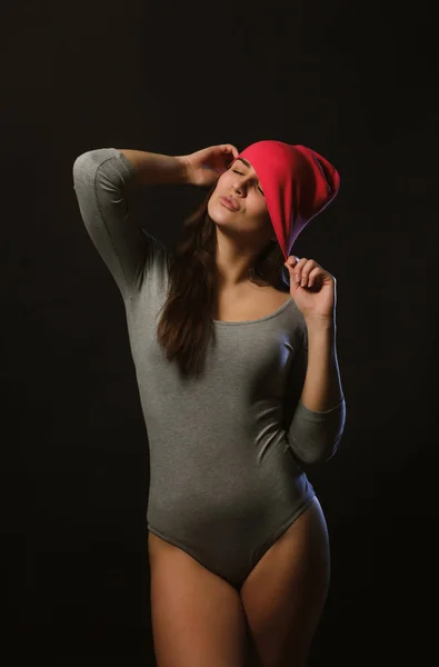 Mulher Morena Bonita Posando Estúdio Durante Testes Modelo Mostrando Poses — Fotografia de Stock