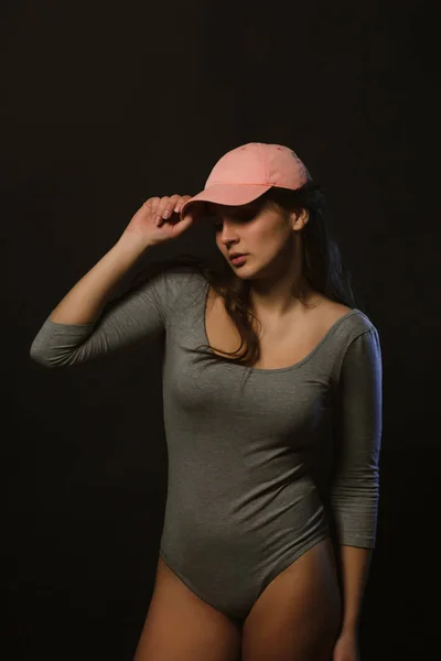 Modieuze Brunette Jonge Vrouw Poseren Studio Tijdens Modelproeven Gekleed Grijs — Stockfoto