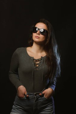 Moda modeli test çekimi sihir kadının şık güneş gözlüğü takıyor karanlık Studio'da poz
