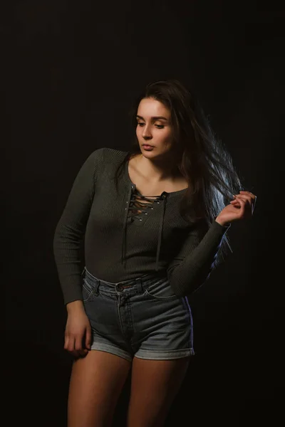 Fashion Model Test Schieten Van Sensuele Meisje Poseren Donkere Studio — Stockfoto