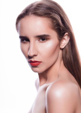 Ciddi esmer model parlak makyaj, beyaz bir arka plan üzerinde poz ile portre portre