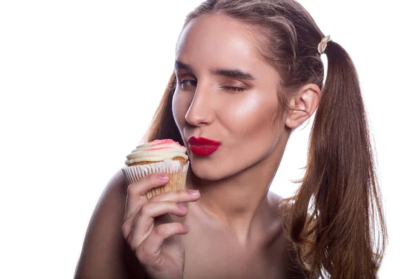 Blinking Menina Morena Desfrutando Cupcake Saboroso Com Creme Espaço Vazio — Fotografia de Stock