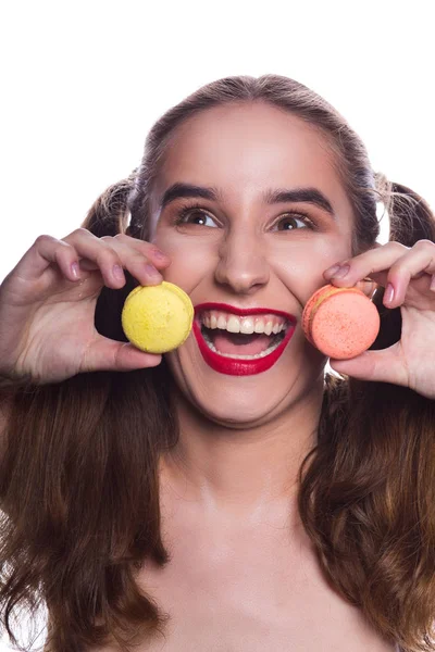 Laughing Brunette Girl Bright Makeup Holding Sweet Macaroons Studio Shot — Stock Photo, Image