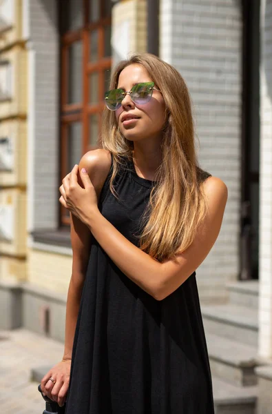 Mooi Blonde Gelooid Meisje Glazen Poseren Avenue Een Zonnige Dag — Stockfoto