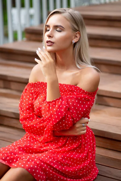 Przetargowej Blondynka Nagie Ramiona Sobie Czerwoną Sukienkę Pozowanie Drewniane Schody — Zdjęcie stockowe