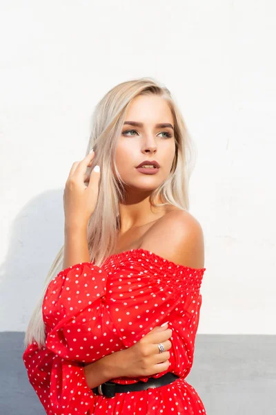 Glamour Menina Loira Com Ombros Nus Vestido Vermelho Posando Luz — Fotografia de Stock