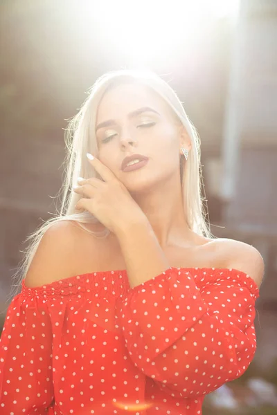 Menina Loira Elegante Com Ombros Nus Vestido Vermelho Posando Luz — Fotografia de Stock