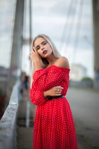 Przetargu Kobieta Blonde Noszenie Modnych Czerwona Sukienka Pozowanie Moście Godzinach — Zdjęcie stockowe
