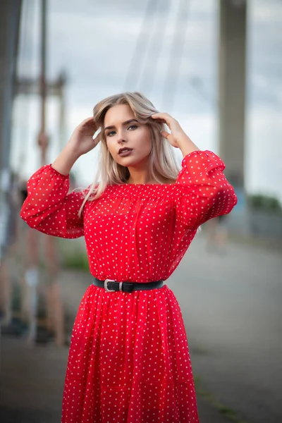 Mooie Blonde Vrouw Het Dragen Van Modieuze Rode Jurk Poseren — Stockfoto