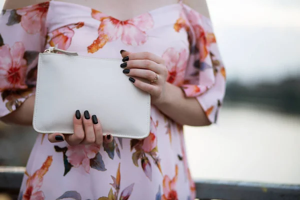 Foto Close Mão Feminina Segurando Bolsa Couro Branco Espaço Para — Fotografia de Stock