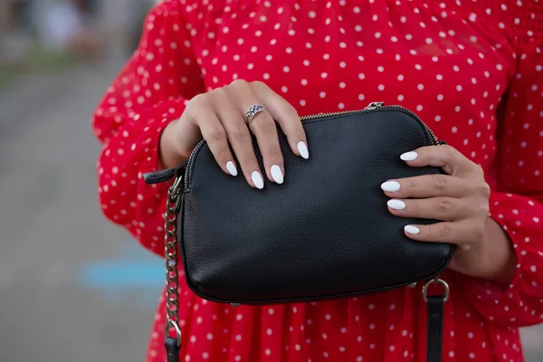 Mão Feminina Com Bela Manicure Segurando Bolsa Couro Preto Tiro — Fotografia de Stock