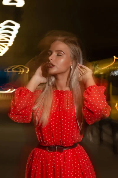 Prachtige Jonge Blonde Vrouw Draagt Rode Jurk Poseren Met Blurres — Stockfoto