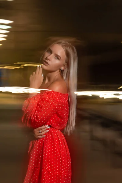 Fantastisk Ung Blond Kvinna Iklädd Röd Klänning Poserar Med Blurres — Stockfoto