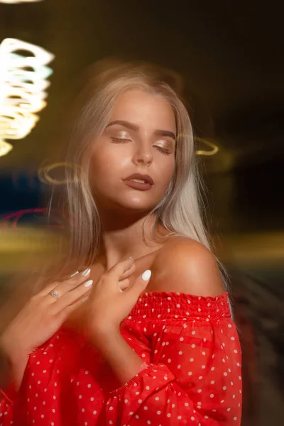 Sensual Joven Rubia Con Vestido Rojo Posando Con Luz Noche — Foto de Stock