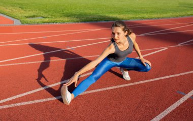İnanılmaz sportif kız vurdu Stadyumu'nda, açık önce egzersiz germe