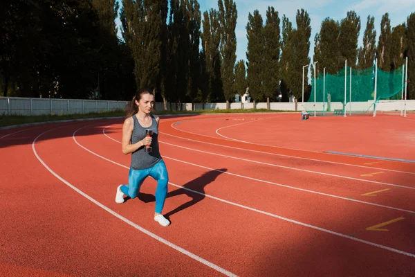 Ajuste Chica Deportiva Haciendo Ejercicios Con Las Mancuernas Estadio Espacio — Foto de Stock