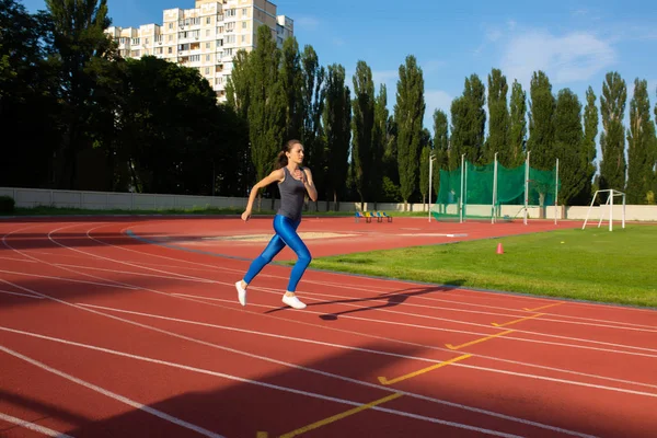 Joven Mujer Fitness Camiseta Gris Polainas Azules Corriendo Durante Noche — Foto de Stock